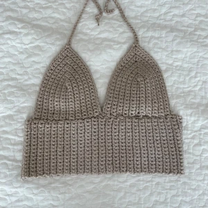 Virkad halternecktopp  - Säljer en handvirkad beige topp med halterneck och knyt i nacken 💞🧸