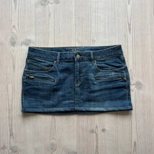 Blå lågmidjad jeanskjol  - Blå jeanskjol från Esprit i storlek 29, skulle säga att den passar som S/M. Tvärs över midjan är det 41 cm och den är 29 cm lång (längs med sidan). Fint skick. Använd gärna köp nu!