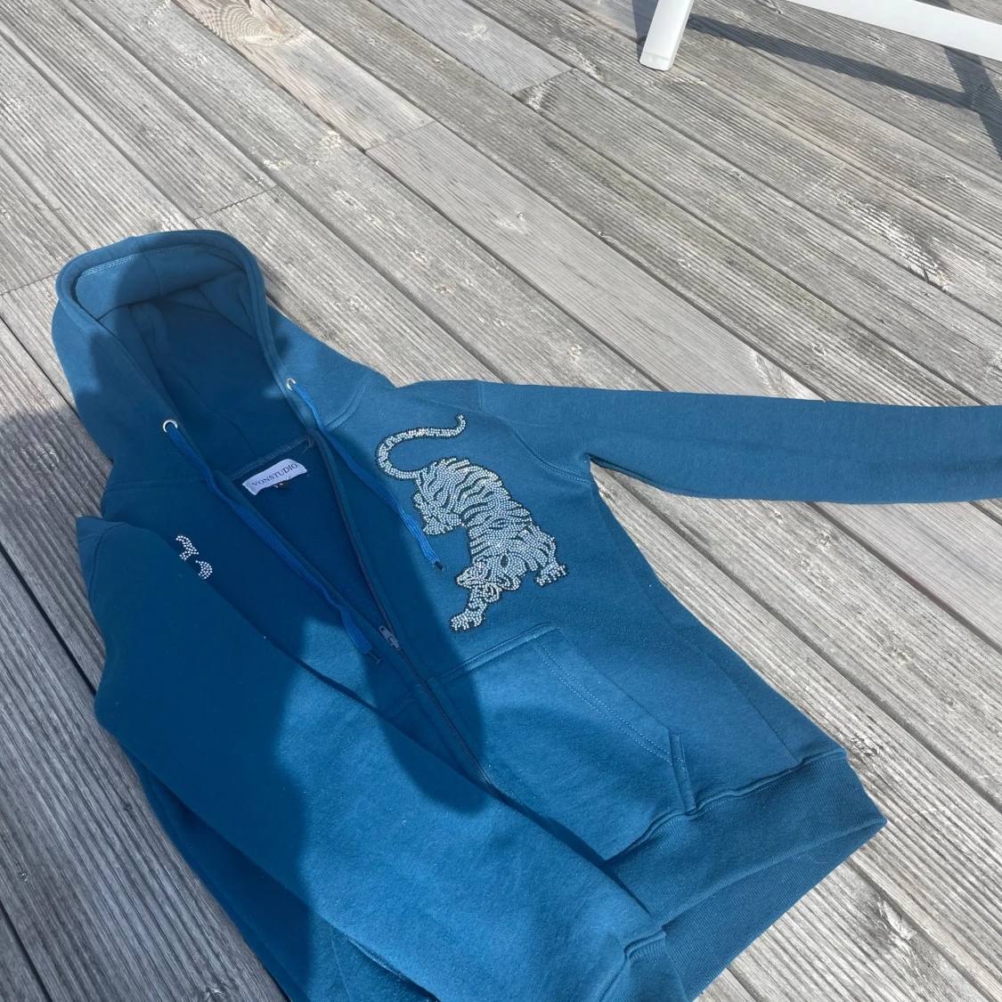 Blå hoodie med strasstiger från Vonstudio - 2