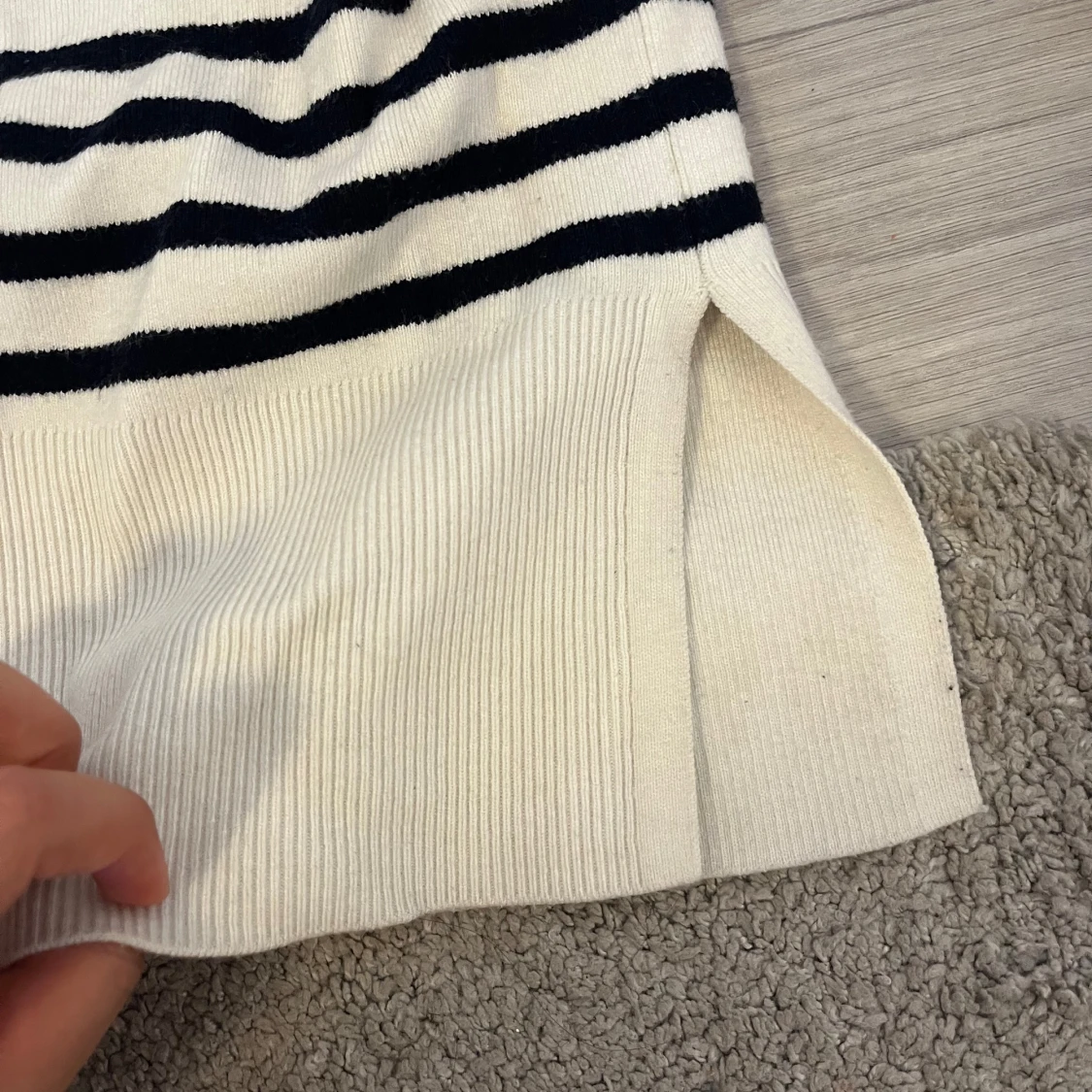 Randig v-ringad tröja från MNG  - 2