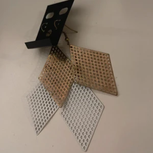 Stora rutiga örhängen i guld och silver - Örhängen 