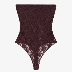 Vinröd spetsbody  - Säöjer denna super festliga body som är helt oanvänd i storlek S, passar både för en storlek större och en mindre då den är mycket stretchig! Prislapp finns kvar på plagget