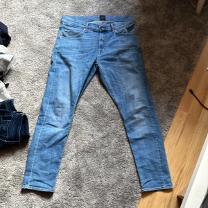 Tiger of Sweden ljusblå jeans 30/30 - Snygga ljusblå jeans från Tiger of Sweden, modell Pistolero. Klassisk femficksdesign med smal passform och raka ben. Jeansen är tillverkade i bomull och har subtila slitningar för en avslappnad look. Kom ba fråga om mer bilder och allt va inte rädda