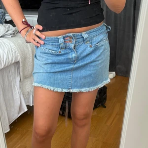 Ljusblå jeanskjol från Levi’s - Säljer super snygg ljusblå jeanskjol från Levi's. Sen är i storlek xs. Passar perfekt till allatyper av tröjor och outfits. Man kan både klä upp kjolen med en blus till tillställningar eller klä ner den med en simpel tröja till vardagar. Kjolen är knappt använd så därför i gott skick. Skriv för fler frågor.💞