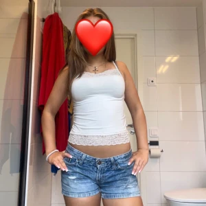 Vit linne med spetsdetaljer - Super gulligt linne med spets. Perfekt längd och jätte lätt att styla. Funkar med allt, en fin outfit eller en mer basic. Har inte använt så mycket då jag har liknande. Ett sånt här linne är ett perfekt enkelt plagg att ha i garderoben. Så söt💕💕💕