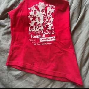 Halterneck linne - Supercoolt asymmetriskt linne köpt i London, säljer då det är lite för stort för mig. Helt ny💕