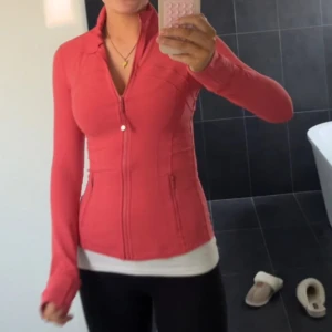 Lululemon  - Hejjjjj säljer dessa assnygga Lululemon Define jacket i storlek 4!!!!!❤️❤️❤️❤️ Förgen finns inte längre, köptes i början av sommaren och använts ett fåtal gånger❤️❤️❤️ skriv för frågor 