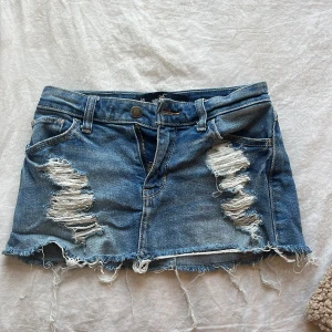 Blå jeanskjol från Hollister - Säljer en blå jeanskjol från Hollister. Den är lågmidjad och har snygga slitningar 💞 