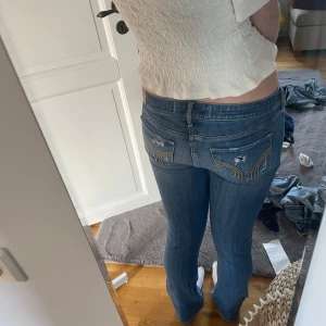 Hollister jeans - Säljer dessa då de inte passar. Är storlek 29/33 och i bra skick. Är lågmidjade. Skriv vid intresse!! Pris kan absolut diskuteras!!!💞