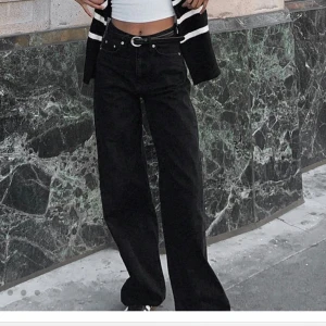 Wide leg High Waisted Jeans från NA-KD - Snygga svarta jeans från NA-KD med hög midja och raka, vida ben. 