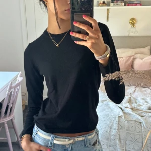 Finatickad tröja från Filippa K - Hej!! Säljer denna jättefina tröjan från Filippa K. Storleken är xs och skulle säga att den är väldigt sann till storleken. Passar perfekt som ett värmande lager på vintern eller för sig själv. Tveka inte på att skriva vid frågor och pris kan diskuteras!🤗