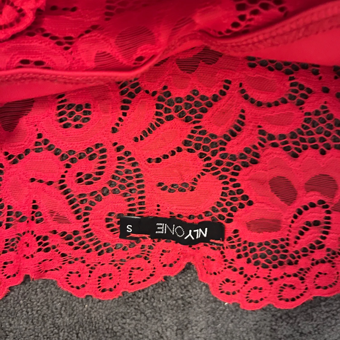 Röd spetsklänning från NLY One - 2