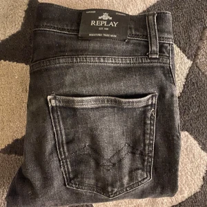 Svarta Replay jeans skinny fit - Säljer ett par svarta skinny jeans från Replay med klassisk femficksdesign. Jeansen har normal midja och är tillverkade i bomullsmaterial för en bekväm passform. Perfekta för dig som gillar en smal passform. Skulle säga att de passar någon runt 154-164