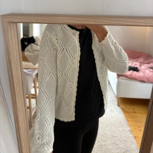 Vit stickad kofta Holly & Whyte - Super söt vit stickad kofta från Holly & Whyte by Lindex. Koftan är aldrig använd!! Den är köpt på Lindex, pris går att diskuteras 