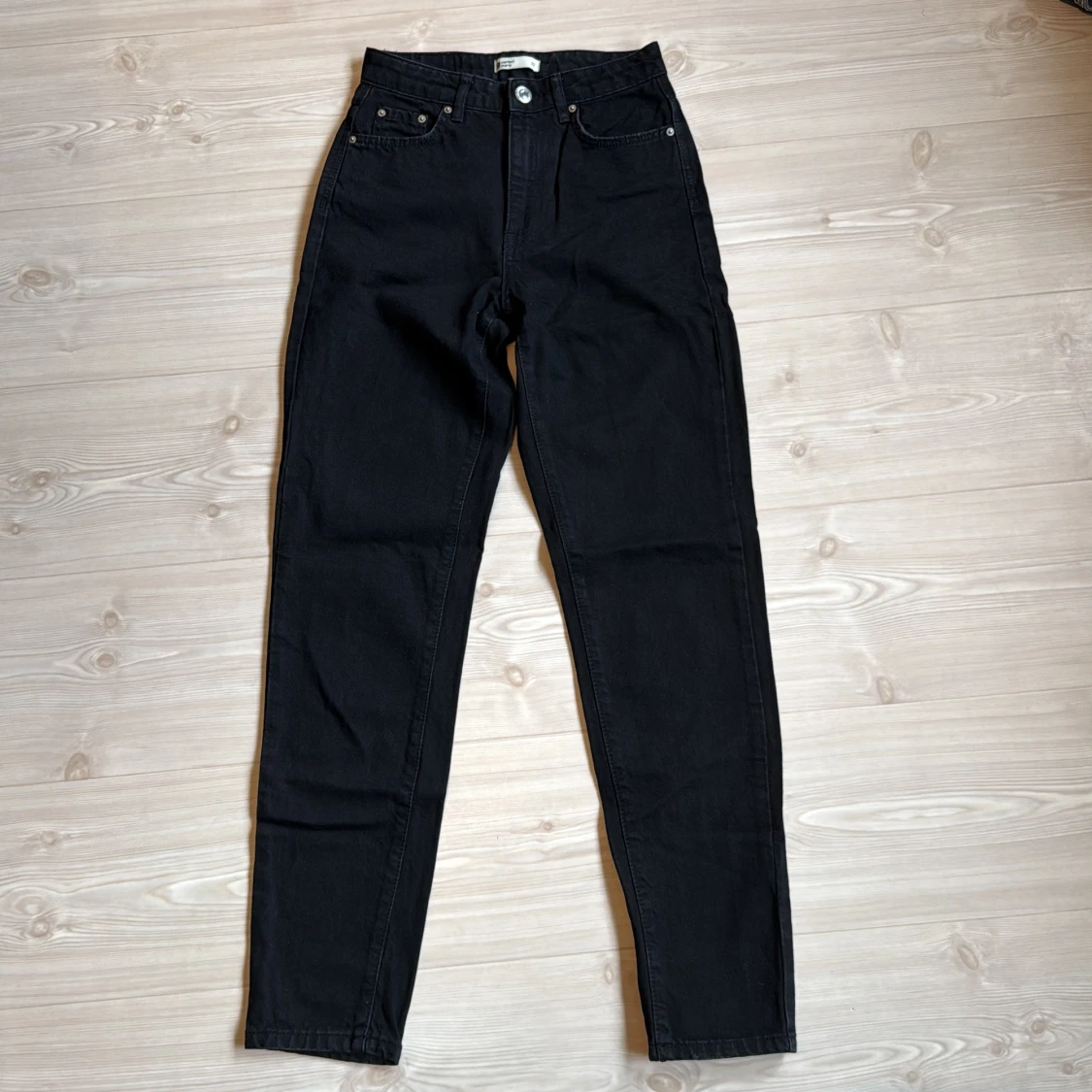 Svarta high waist jeans från ginatricot 
