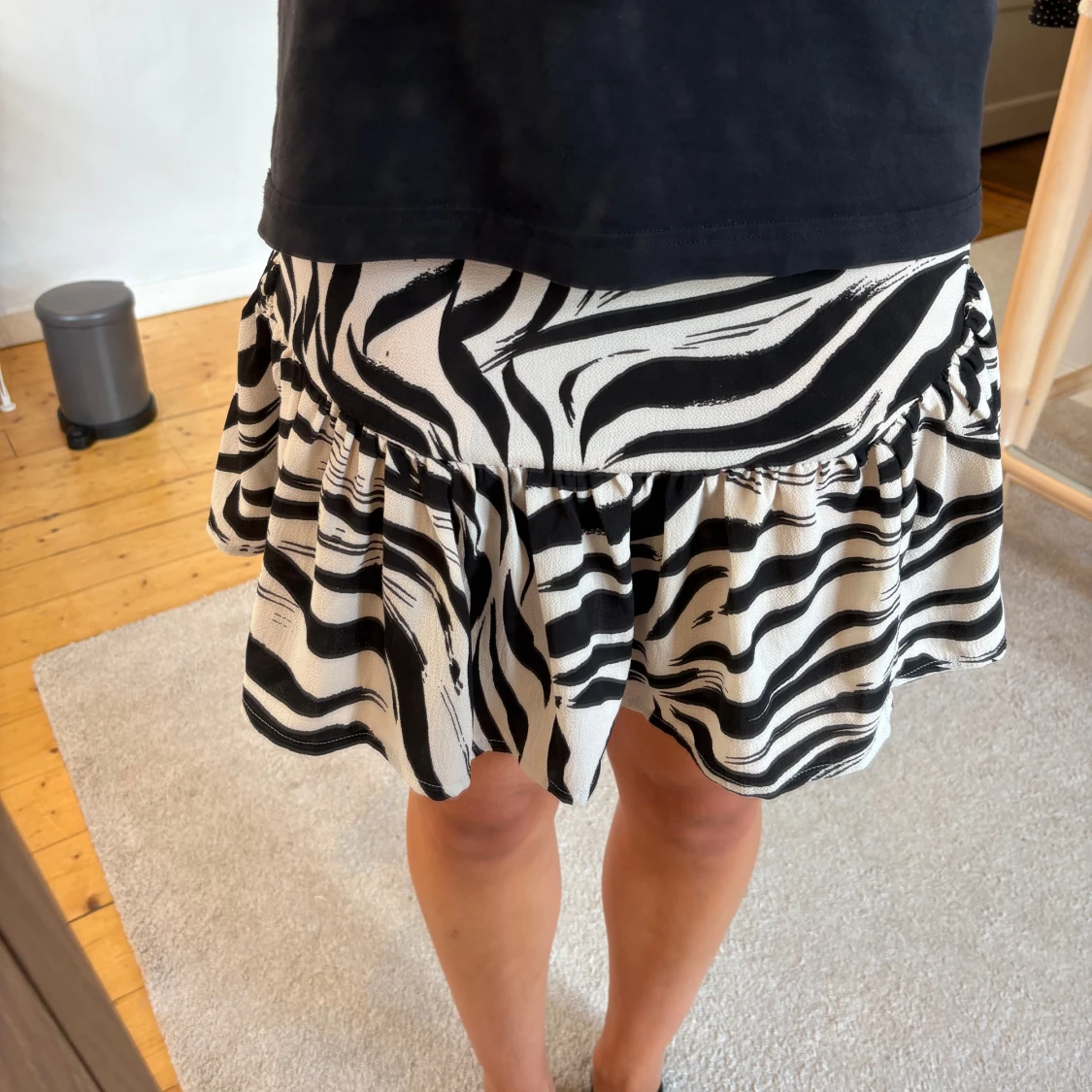 Zebramönstrad volangkjol Gina Tricot XS