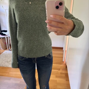 Stickad tröja - Supermysig grön stickad tröja från vero moda! Nypris 300 kr. Har hunnit bli lite nopprig men annars i fint skick. Jeansen på bilden är också till salu😇😇
