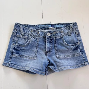 Lågmidjade shorts - Supersnygga vintage lågmidjade shorts i superbra skick  storleken är en vintage storlek 1 vilket motsvarar ungefär en xxs/24w