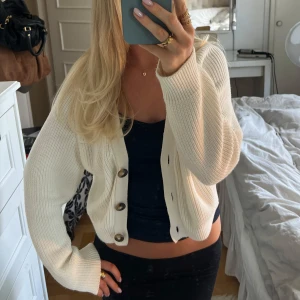 Vit kofta med knappar - Så fin både stäng och öppen med en topp/linne under😍