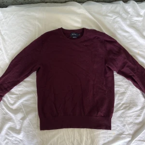 Vinröd merinoullströja från Riley - Vinröd tröja från Riley i mjuk merinoull. Det står att den är storlek M men jag skulle rekommendera att ha den om man har xs eller mindre! 