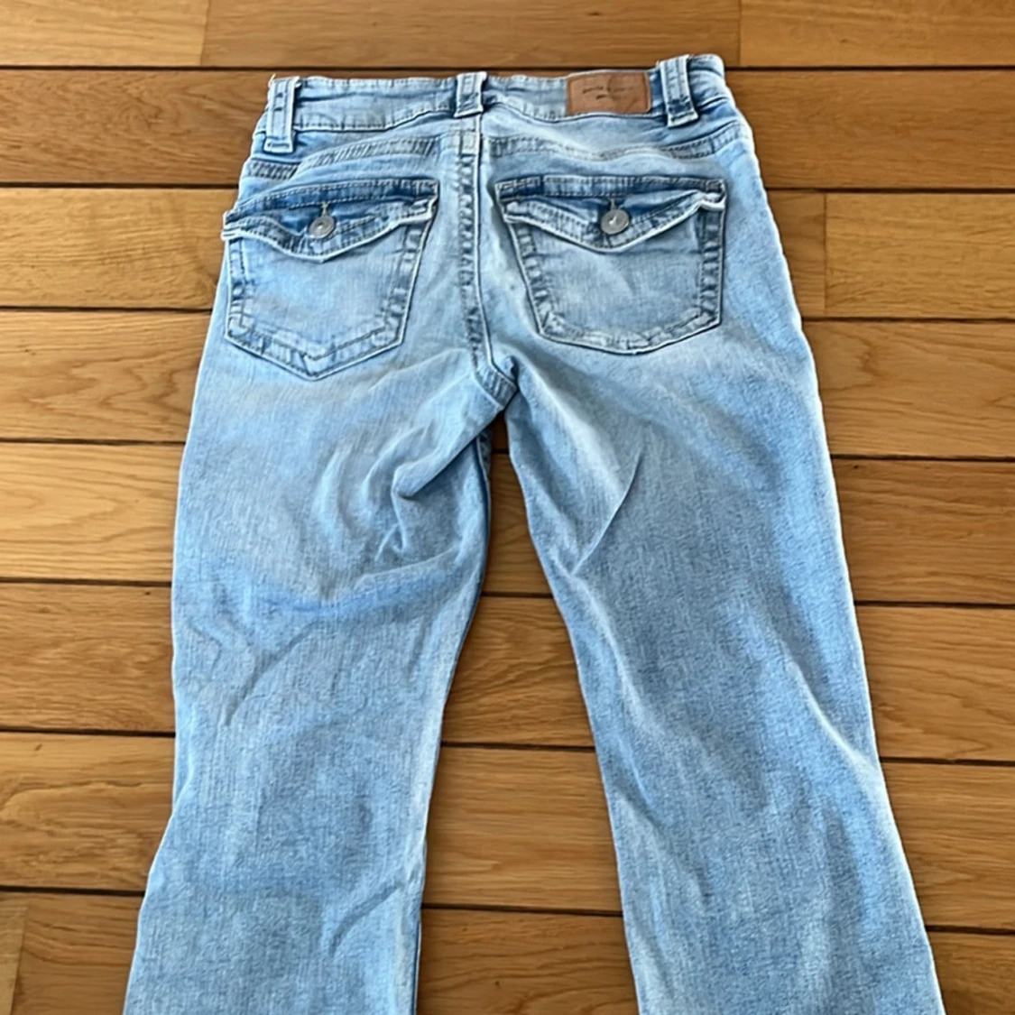 Ljusblå bootcut jeans med hål - 1