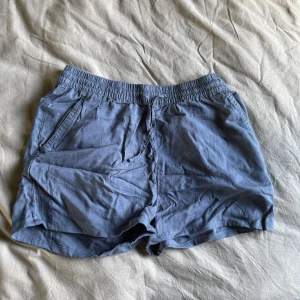 Mörkblåa shorts  - Det är linnebyxor från lager 157 som jag har sytt om till shorts, kontakta vid frågor