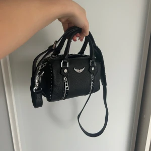 liten sunny bag - 18x10x12 cm, dustbag ingår, jag köpte den på Vinted för 2000 säljer för 1650 kr, inte mindre!!❣️ inga skador 