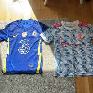 Två fotbollströjor  - Hittade två gamla tröjor som jag hade där den ena är Chelsea med lukaku och andra med United med Ronaldo man kan köpa de separat om man vill men säljer de tillsammans.