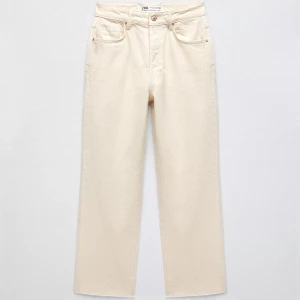 Beiga raka jeans från Zara - Snygga raka jeans ’Jeans Z1975 high rise straight’ från Zara i en ljus beige färg. 