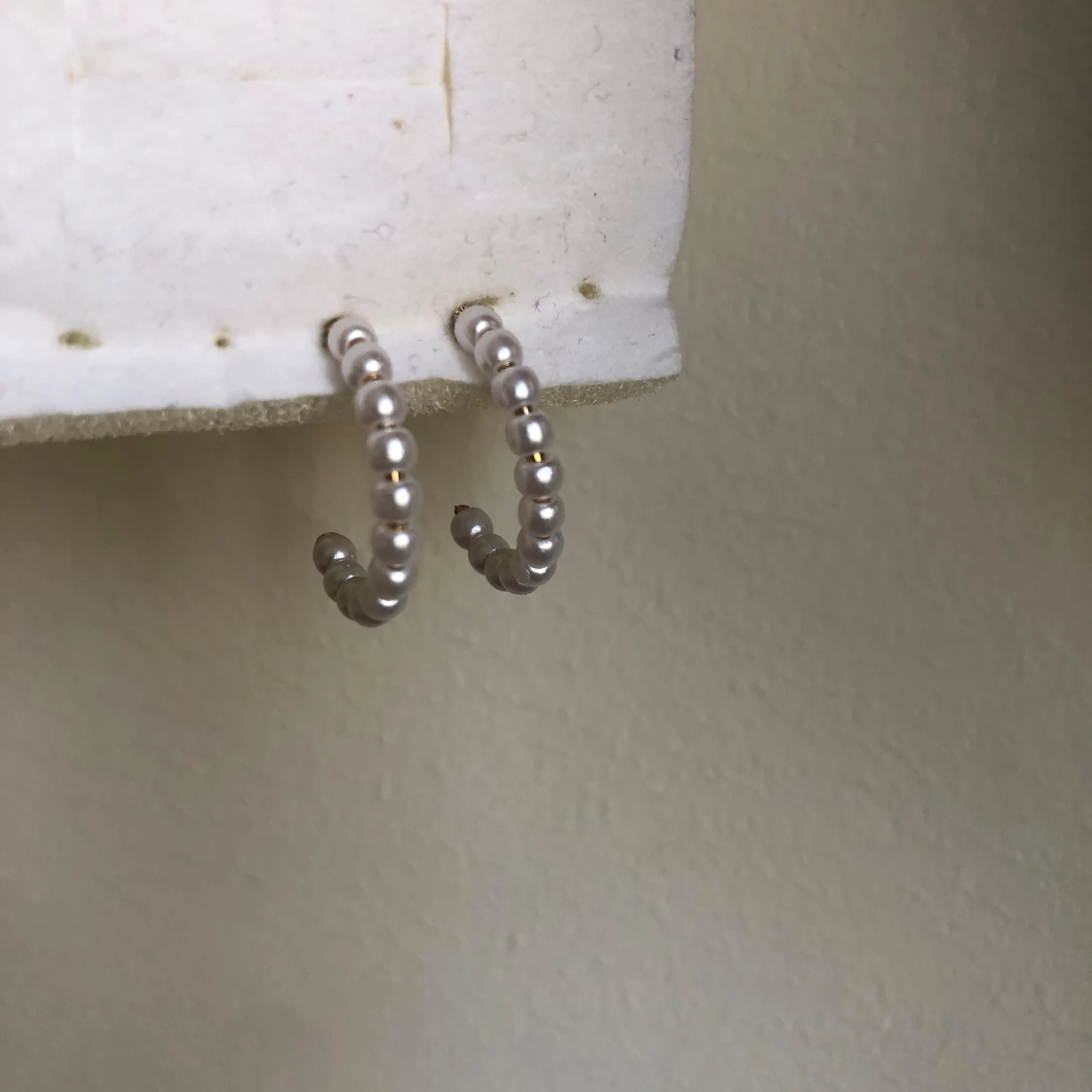 Silverfärgade pärlörhängen hoops