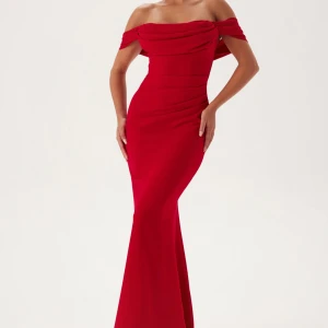 Röd offshoulder långklänning - Snygg röd långklänning med offshoulder och draperad överdel. Klänningen har figurnära passform och markerad midja. Endast använd en gång i några timmar, alltså i jättebra skick med 0 defekter. Perfekt för fest och bal! ❤️