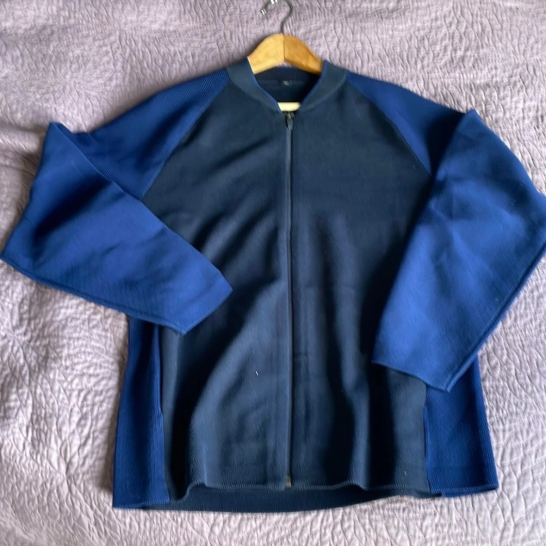 Mörkblå bomberjacka från Uniqlo. Helt ny. - 2