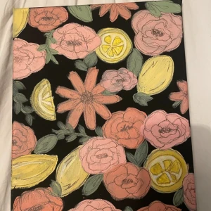 Tavla - Tavla handmålad av mig, svart bakgrund med färgglada blommor.