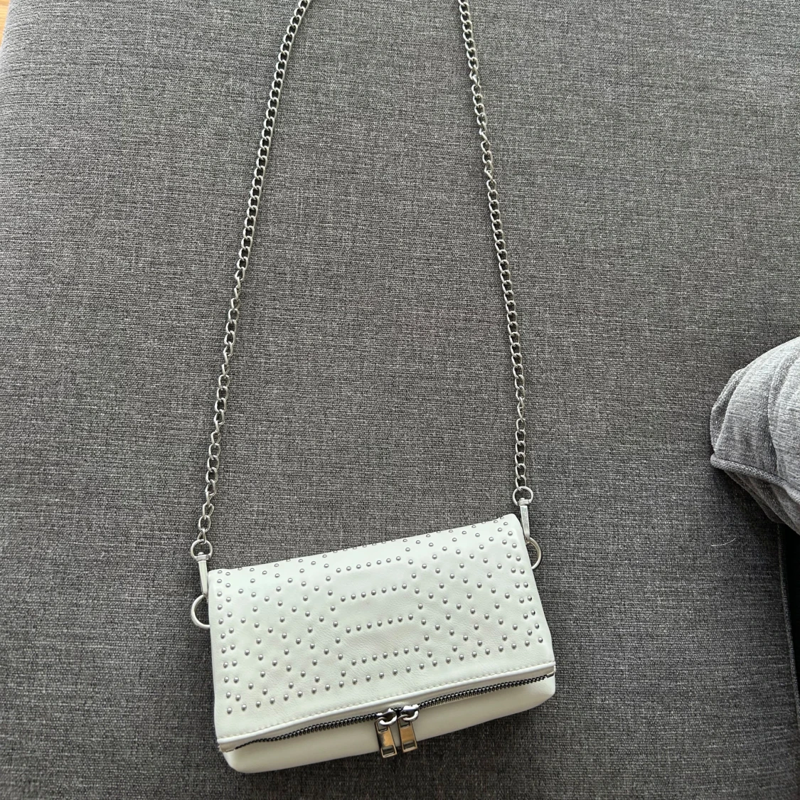 Vit axelväska med nitar och kedja