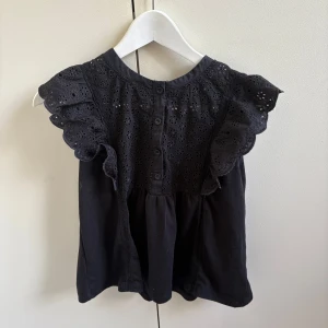 Svart topp - En så fin svart topp/blus! Kom privat för frågor osv🩷