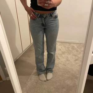 Straight jeans  - Ljusblåa midwaist jeans från Gina.            (Ordinarie pris 499kr)