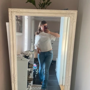 Ljusblå bootcut  jeans med låg midja - Säljer ett par ljusblå bootcut jeans med låg midja och klassisk femficksdesign. Helt nya secondhand 😃😃