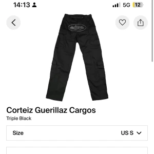 Corteiz cargo pants triple black - Corteiz cargo pants triple black i storlek small men som passar medium snarare, helt nya i förpackning, köpta från StockX men aldrig använda pga lite för stora, London based brand