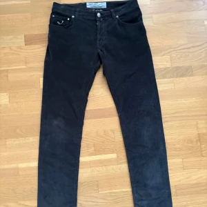Svarta manchesterbyxor Jacob Cohën - Svarta manchesterbyxor från Jacob Cohën, modell Type 622.C. Byxorna har smal passform, klassiska fem fickor modellen vid överlag frågar bara att höra av sig