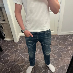 Replay anbass jeans blå slim fit - Säljer ett par Replay anbass jeans i blå tvätt med snygga slitningar och detaljer. Jeansen har smal passform, klassisk femficksdesign och läderpatch bak i midjan. Perfekta om du gillar en modern och stilren look.