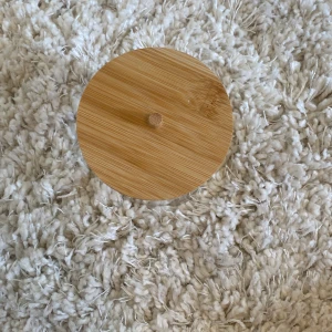  Plastburk med Trällock -  Plastburk med trällock Kan användas till cotton pads, Tops och annat