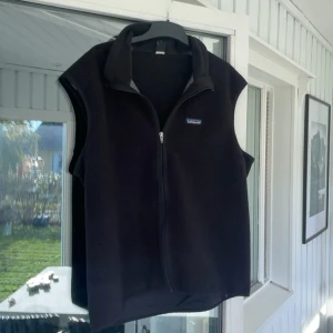 Patagonia fleece väst - 🔵 säljer denna grymt feta och populära patagonia fleece västen, storlek XL men passar mig som bär M/L, skick 9/10, hör av dig vid minsta fundering 🙌