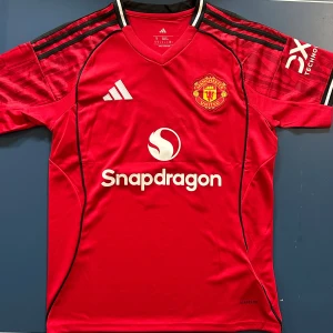 Mbeumo Manchester United Fotbollströja - Helt ny Mbeumo Manchester United Fotbollströja i storlek S