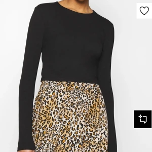 Svart croppad långärmad topp - Svart tröja från Nelly. Storlek xs