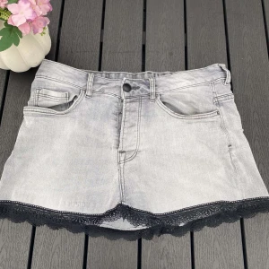 Jeanskjol  - Snygg egensydd jeanskjol med spets!🤍🍒 Passar M, kolla även mått🫶 Midjemått: 86 cm. Höjd: 30 cm.