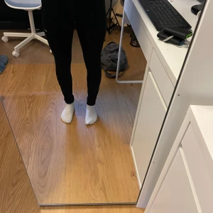 Nike Pro svarta leggings - Svarta Nike Pro leggings med bred resår i midjan där det står 'NIKE PRO' i vitt. Tight passform och stretchigt material som passar perfekt till träning. Klassisk Nike logga på benet som dock har flagnat lite. 