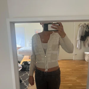 Beige quiltad cardigan jacka Moncler - jättesnygg moncler cardigan, finns tecken på användning (se bilder) men märks inte när man använder jackan. kvitto finns, kan tänka mig byta mot en annan cardigan i annan färg eller annat! 🥰