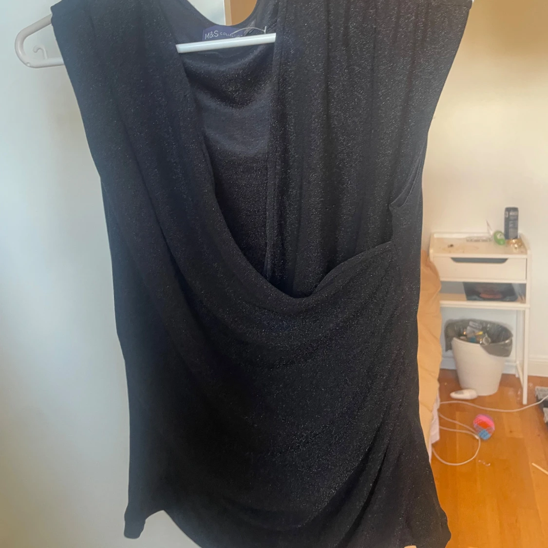 Svart festtopp med v-ringning - 4