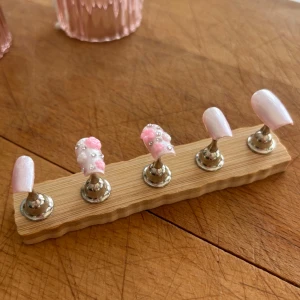 Blush Blossom🌸 - ✨ Handgjorda press-on naglar ✨ Söt ljusrosa design med 3D-blommor och pärlor – perfekt för en gullig look! 💅 Du får 10 naglar + lim, fil och nagelbandsfixare. Unika och gjorda med kärlek 💗