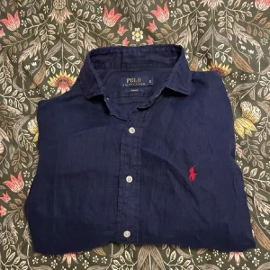 Ralph lauren linneskjorta - Säljer en fet Ralph lauren linneskjorta i storlek S. Skjortan har lite längre armar en vanligt men har också krympt i tvätten så passar lite mer som XS! Lapparna är avklippta och därav ett billigare pris